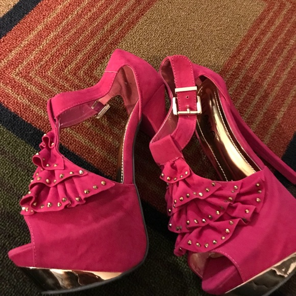 Pink 5 1/2 inch heel with gold stones on ruffles - Picture 5 of 6